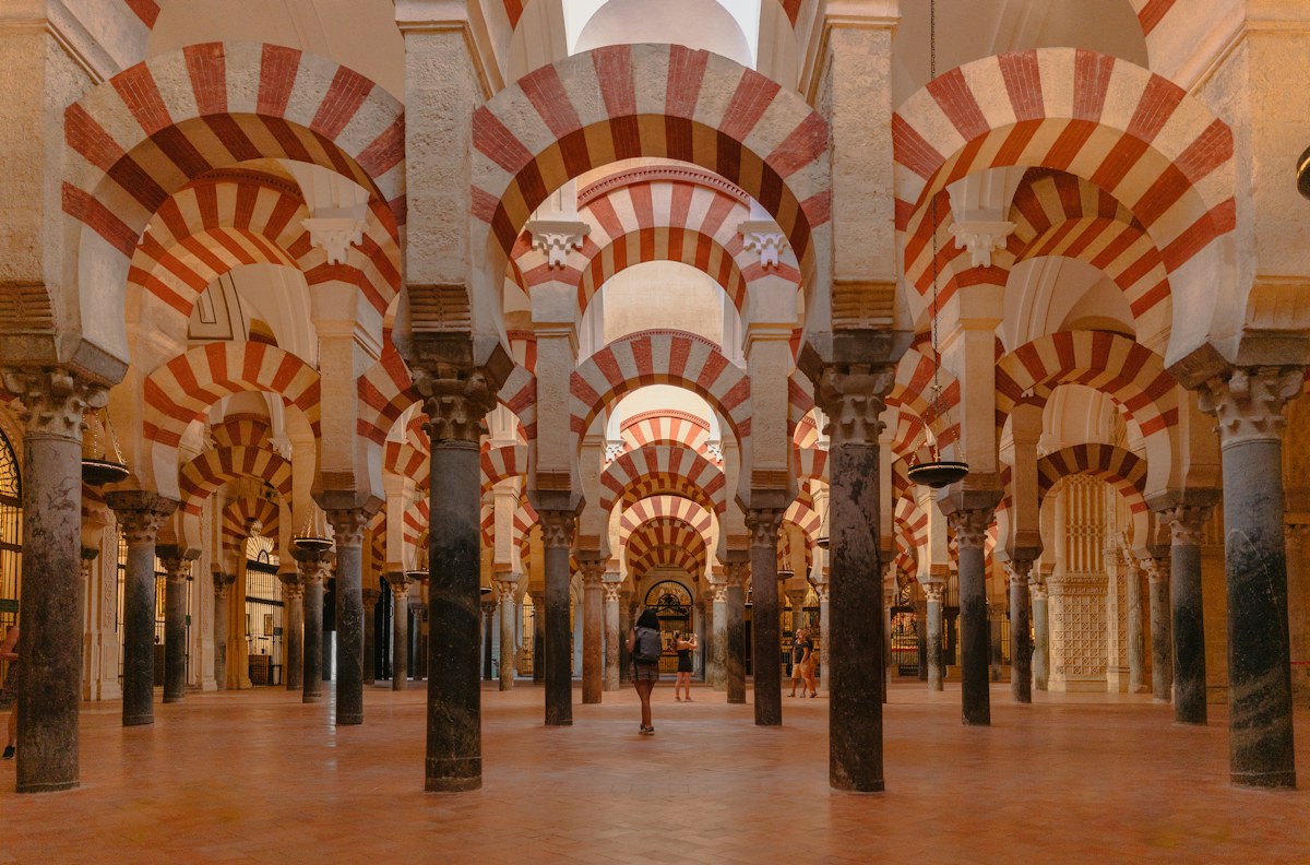 Arcos y columnas en el interior de la Mezquita-Catedral de Córdoba
