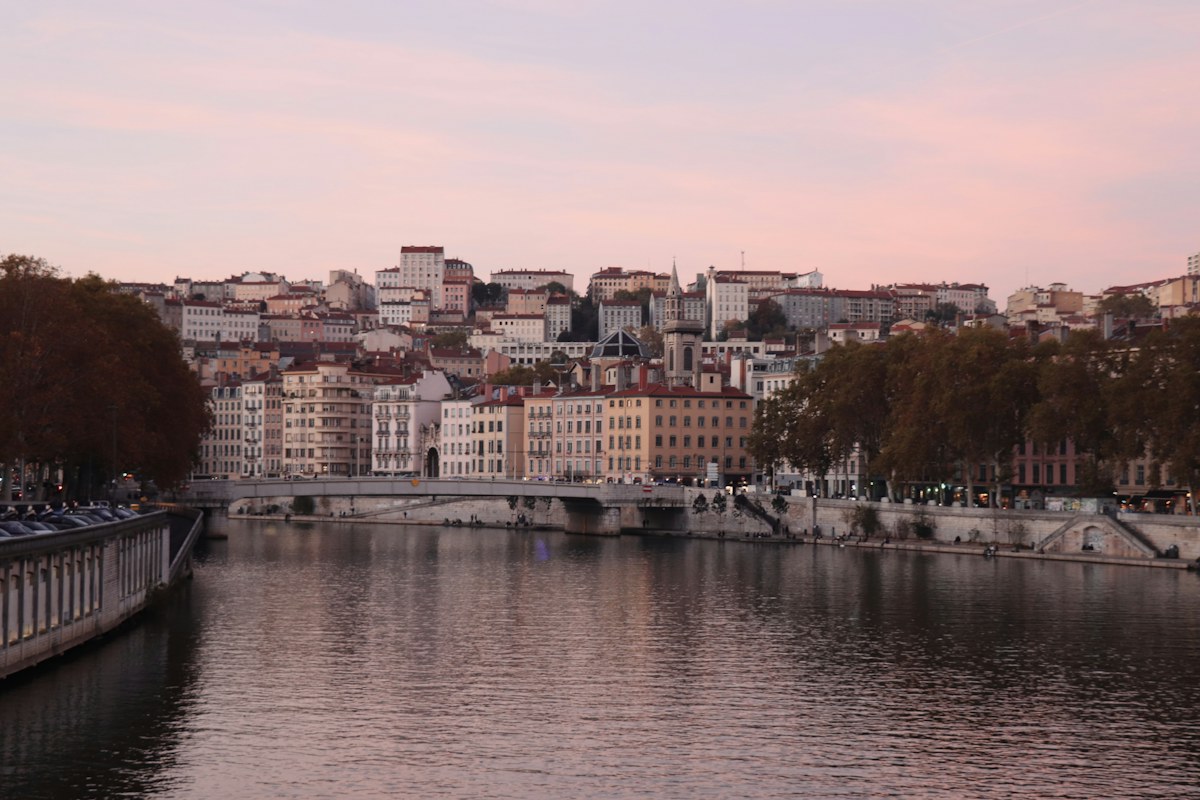 Edificios de Lyon y el río Saona al atardecer