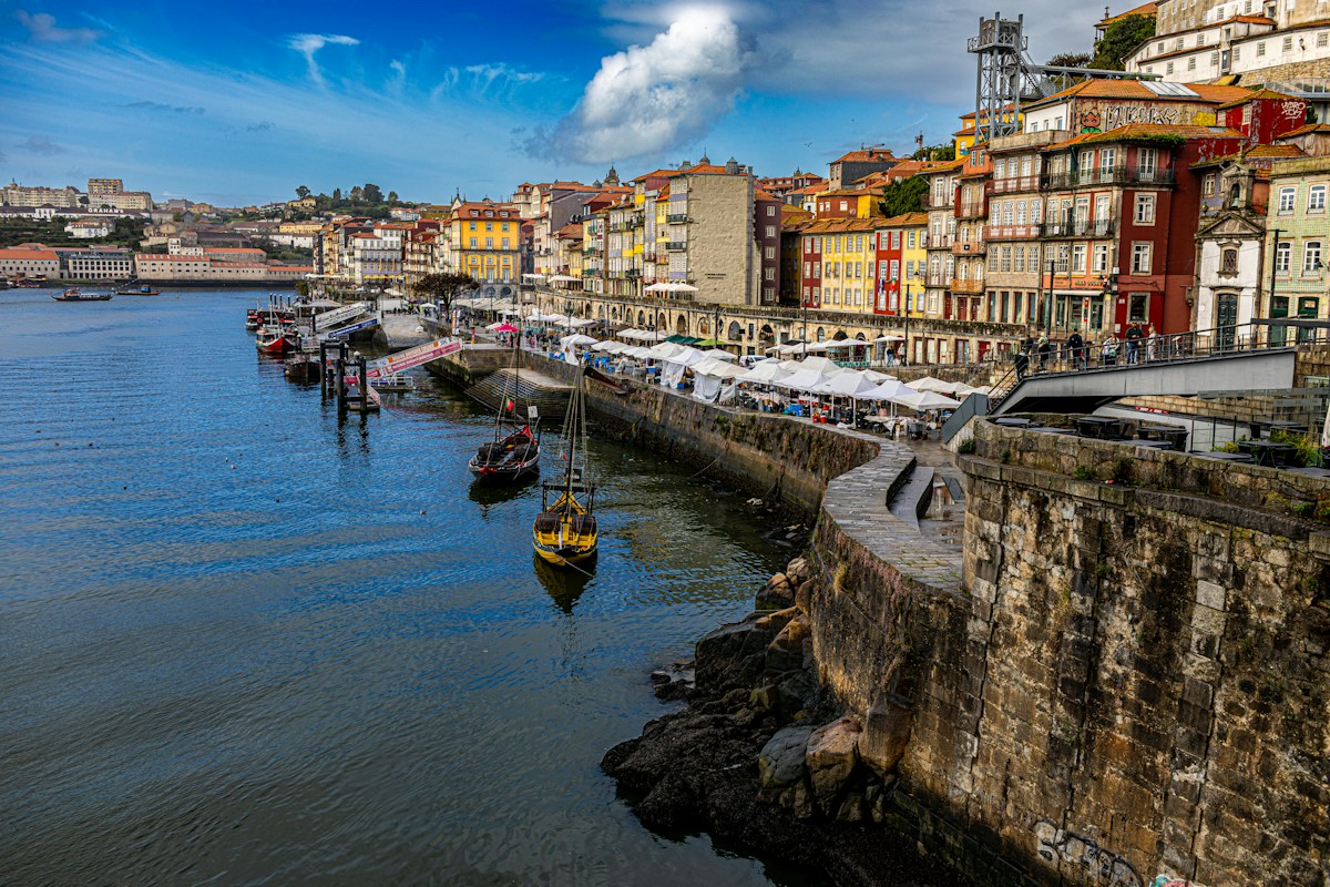 Edificios de colores de Ribeira frente al río Duero en Oporto